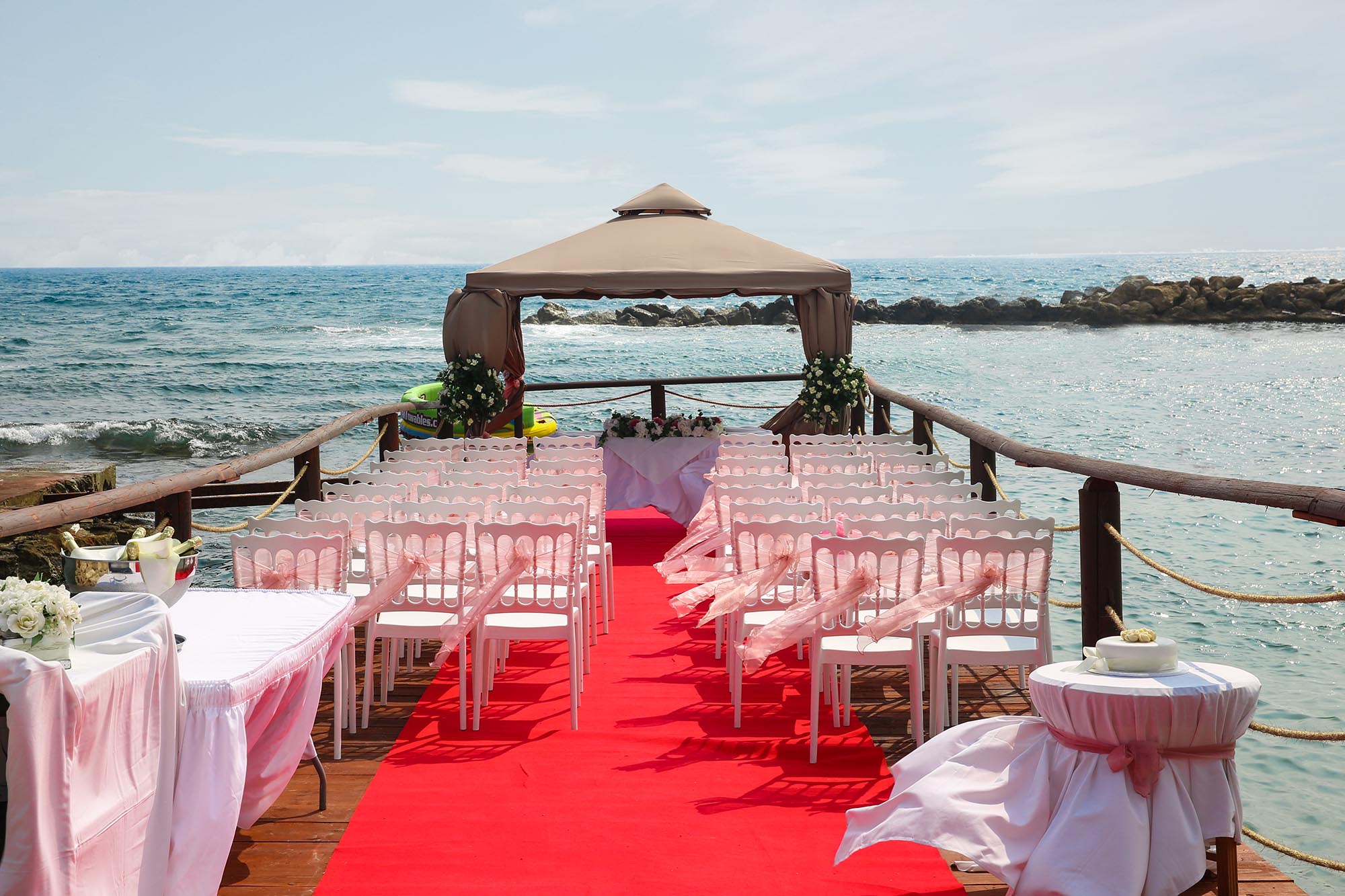 Image: http://www.bookyourweddingday.com/images/media/uploadfiles/leonardo-plaza-ceremony–PIER VENUEsmall.jpg